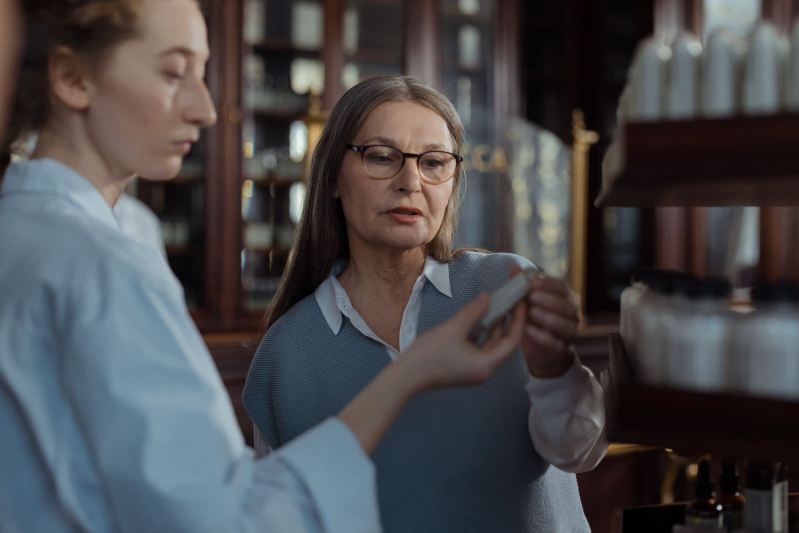Pharmacienne conseillant une patiente au comptoir de l'officine